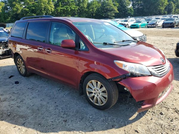 2015 TOYOTA SIENNA