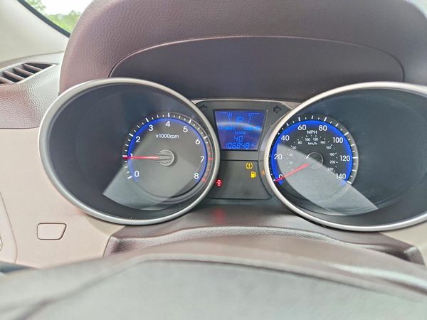 2015 HYUNDAI TUCSON GLS (Middle)