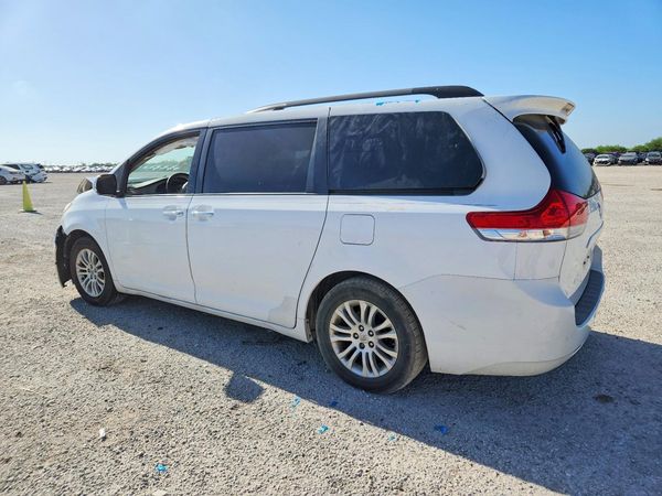 2014 TOYOTA SIENNA