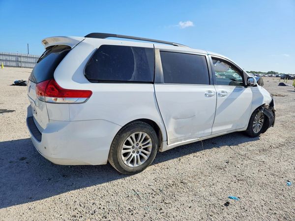 2014 TOYOTA SIENNA