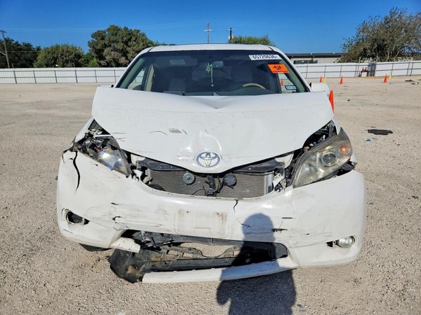 2014 TOYOTA SIENNA