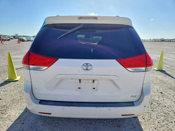 2014 TOYOTA SIENNA