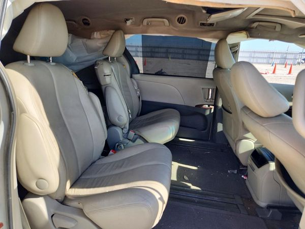 2014 TOYOTA SIENNA