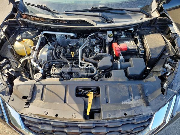 2021 NISSAN ROGUE SV — Engine bay