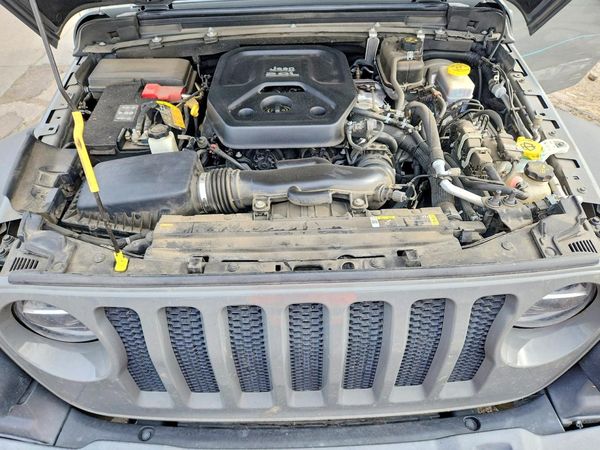 2021 JEEP WRANGLER UNLIMITED — Engine bay