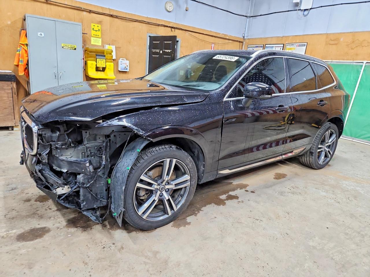 2018 VOLVO XC60 Momentum