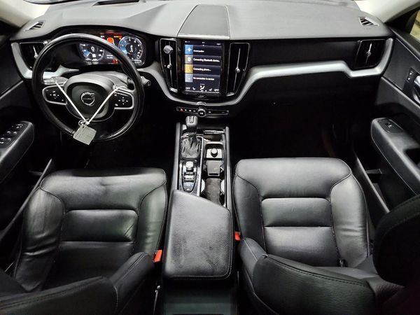 2018 VOLVO XC60 Momentum