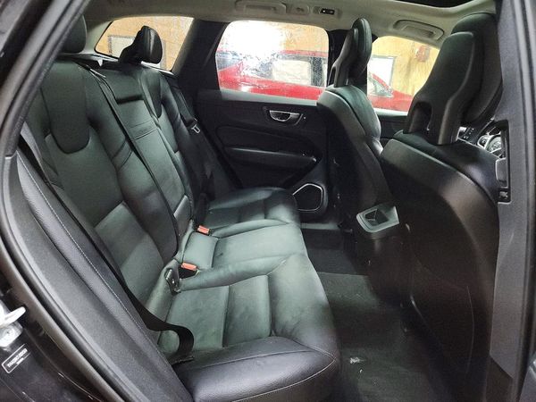2018 VOLVO XC60 Momentum