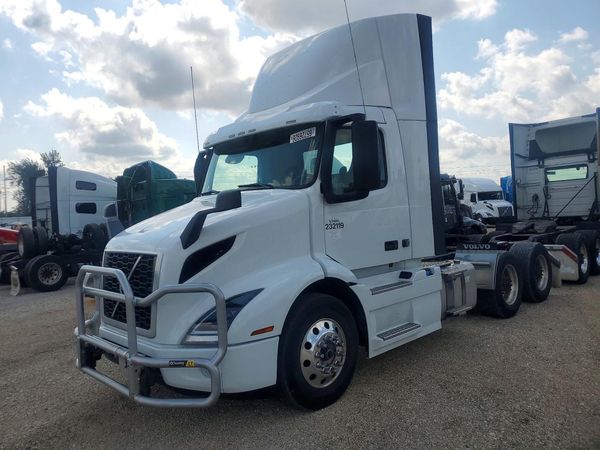 2024 VOLVO VNR