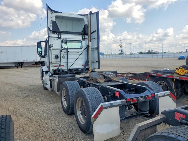 2024 VOLVO VNR