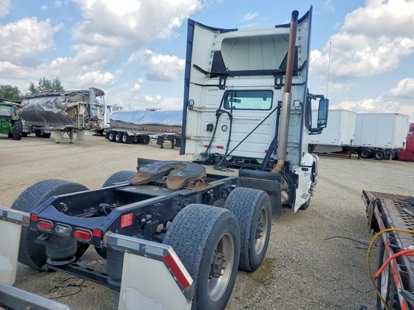 2024 VOLVO VNR
