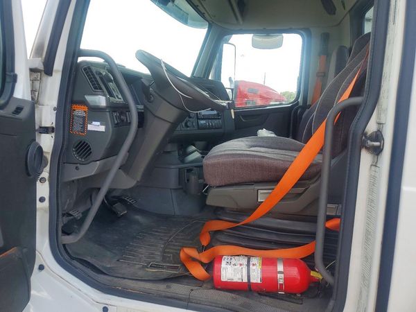 2024 VOLVO VNR