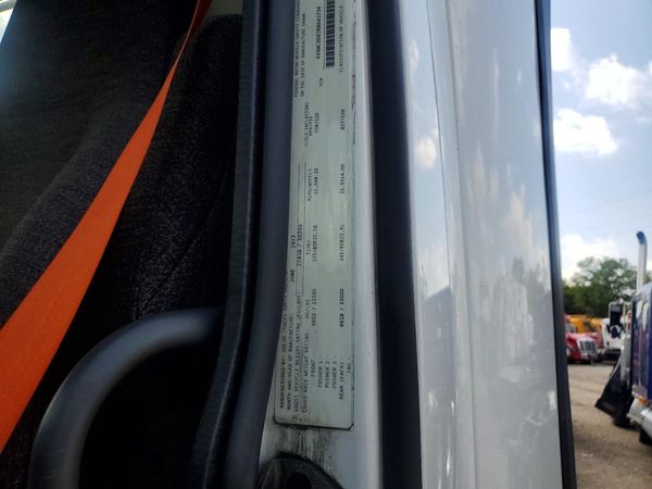 2024 VOLVO VNR