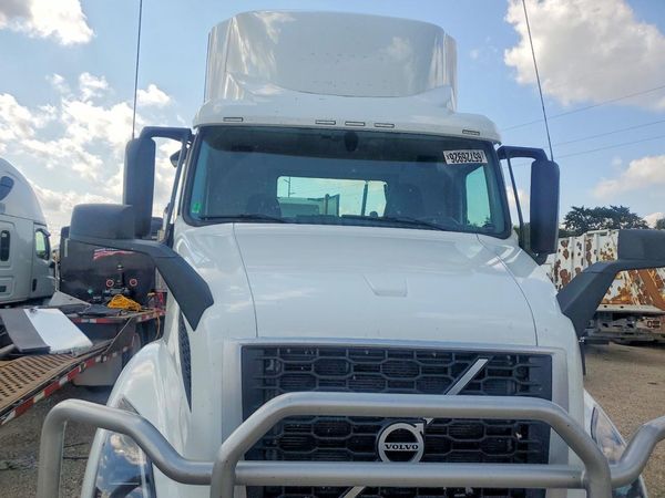 2024 VOLVO VNR