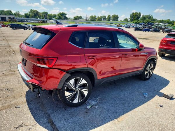 2024 VOLKSWAGEN TAOS 4Motion SE