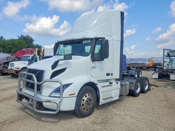 2024 VOLVO VNR