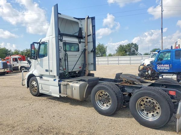 2024 VOLVO VNR