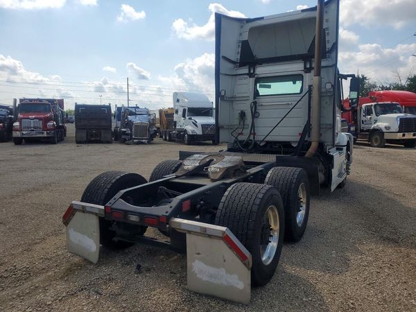 2024 VOLVO VNR