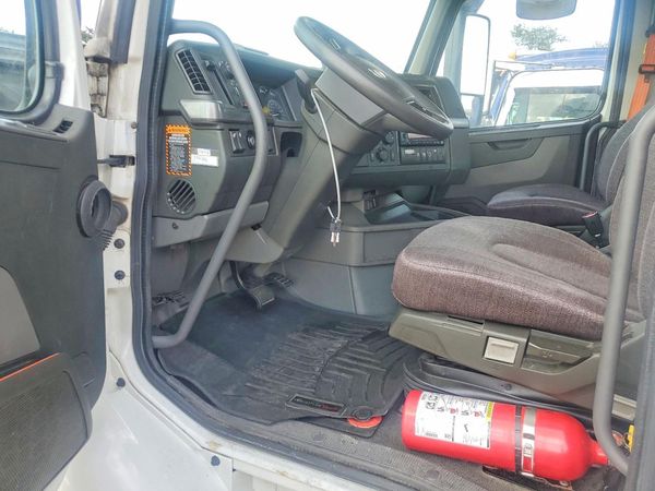 2024 VOLVO VNR
