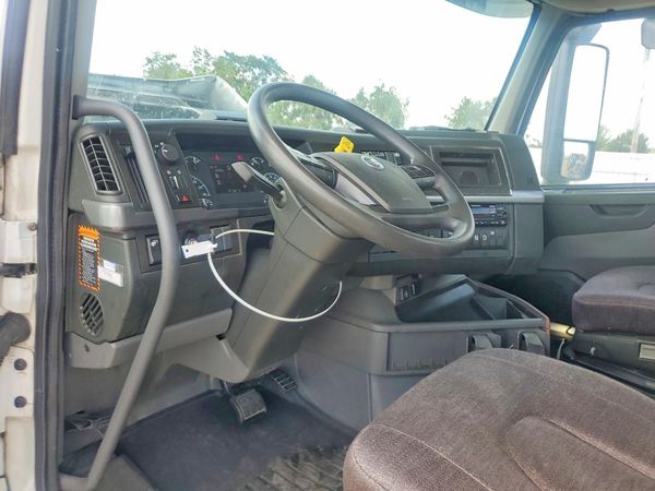 2024 VOLVO VNR