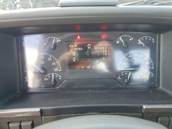 2024 VOLVO VNR