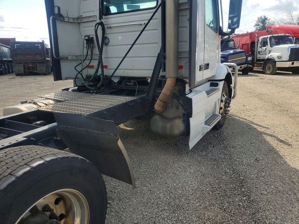 2024 VOLVO VNR