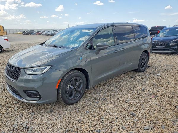 2022 CHRYSLER PACIFICA Limited — Front 3/4