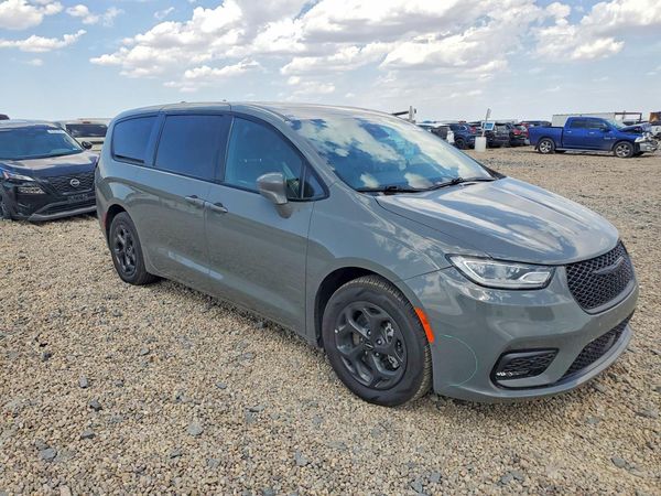 2022 CHRYSLER PACIFICA Limited — Passenger 3/4