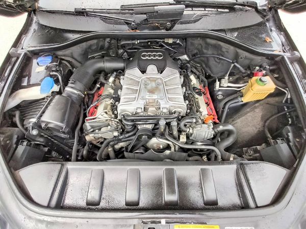 2013 AUDI Q7 S Line Prestige — Engine bay