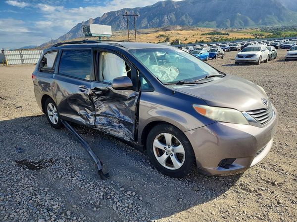 2014 TOYOTA SIENNA