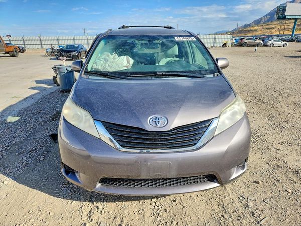 2014 TOYOTA SIENNA