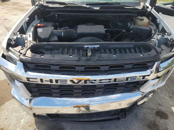 2021 CHEVROLET SILVERADO LT — Engine bay