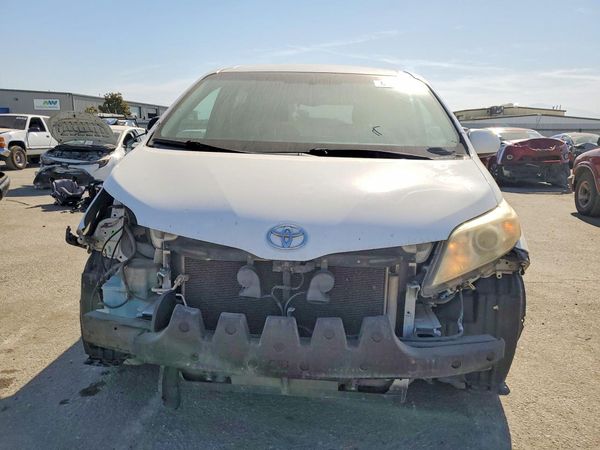 2014 TOYOTA SIENNA