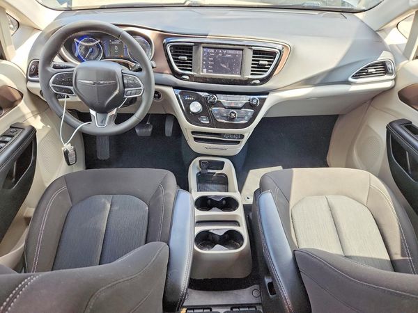 2023 CHRYSLER VOYAGER