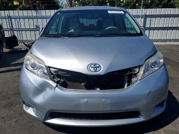 2014 TOYOTA SIENNA