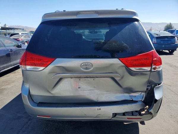 2014 TOYOTA SIENNA