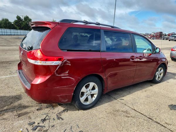2012 TOYOTA SIENNA