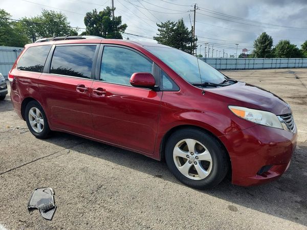 2012 TOYOTA SIENNA