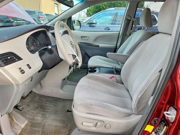 2012 TOYOTA SIENNA