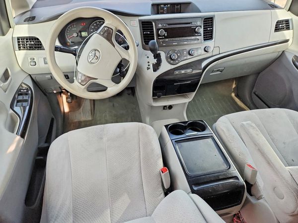 2012 TOYOTA SIENNA