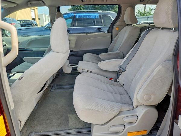 2012 TOYOTA SIENNA