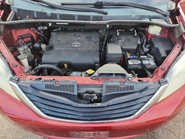 2012 TOYOTA SIENNA
