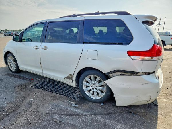2012 TOYOTA SIENNA