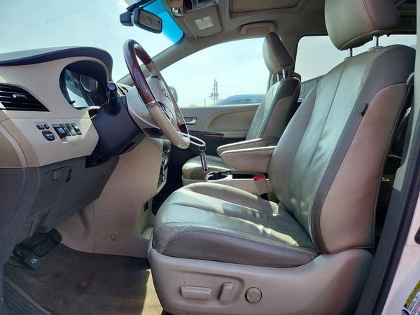2012 TOYOTA SIENNA
