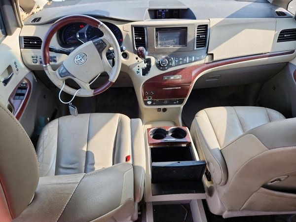 2012 TOYOTA SIENNA