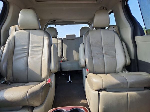 2012 TOYOTA SIENNA
