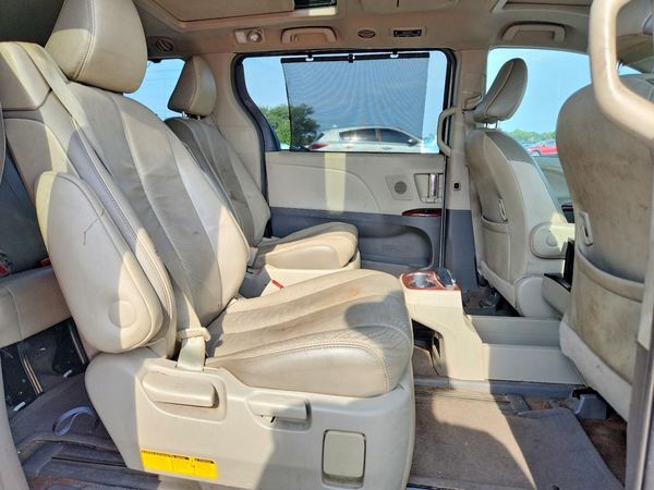 2012 TOYOTA SIENNA