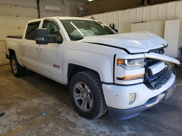 2017 CHEVROLET SILVERADO LT — Passenger 3/4