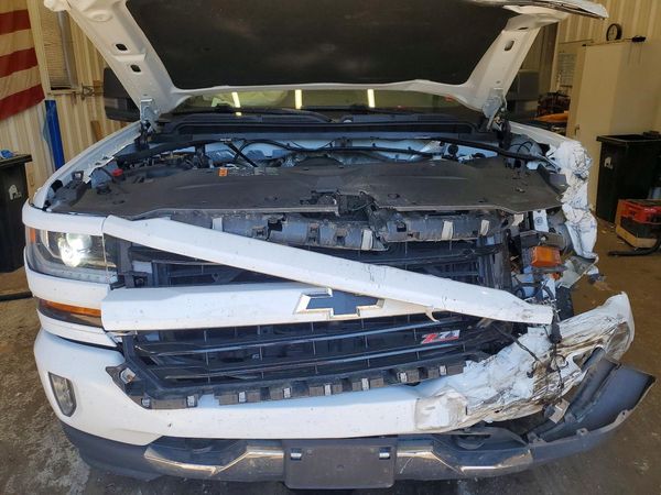 2017 CHEVROLET SILVERADO LT — Engine bay