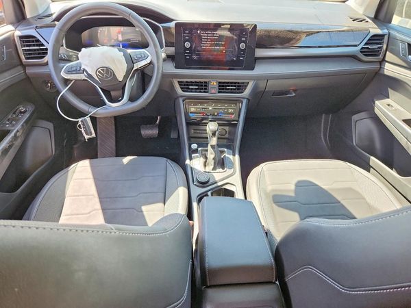 2025 VOLKSWAGEN TAOS 4Motion SE Black